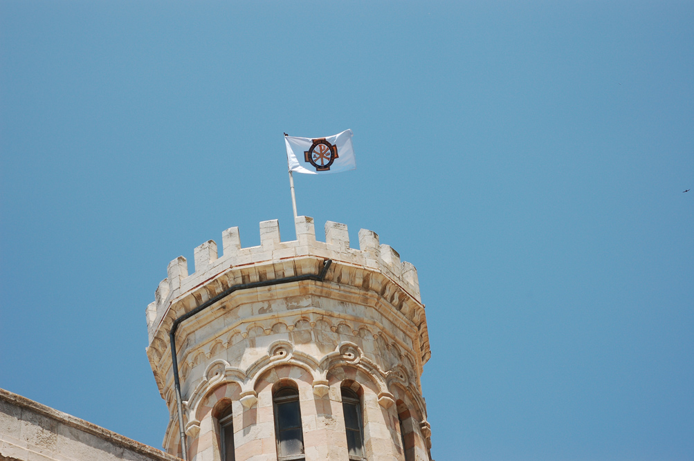 Флаг ИППО на башне Сергиевского подворья. © Иерусалимское отделение ИППО