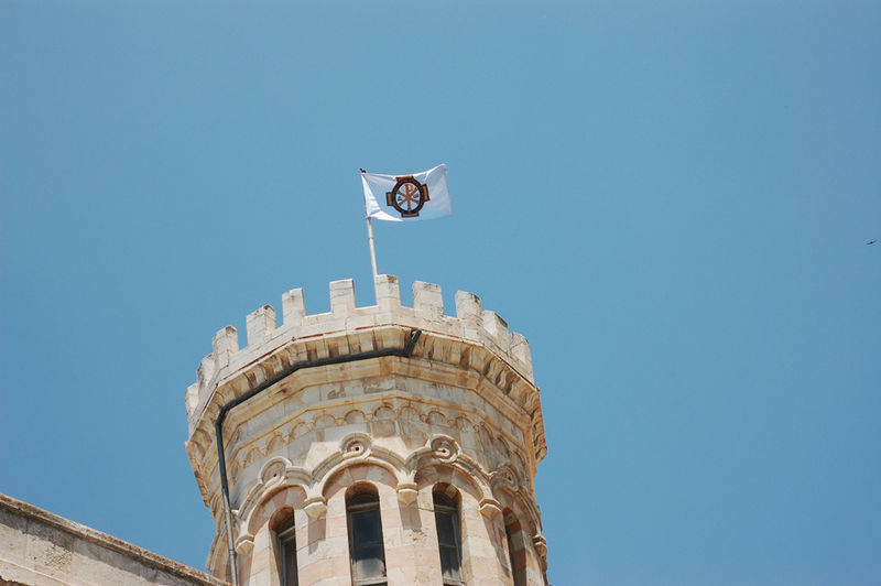 Флаг ИППО на башне Сергиевского подворья. © Иерусалимское отделение ИППО