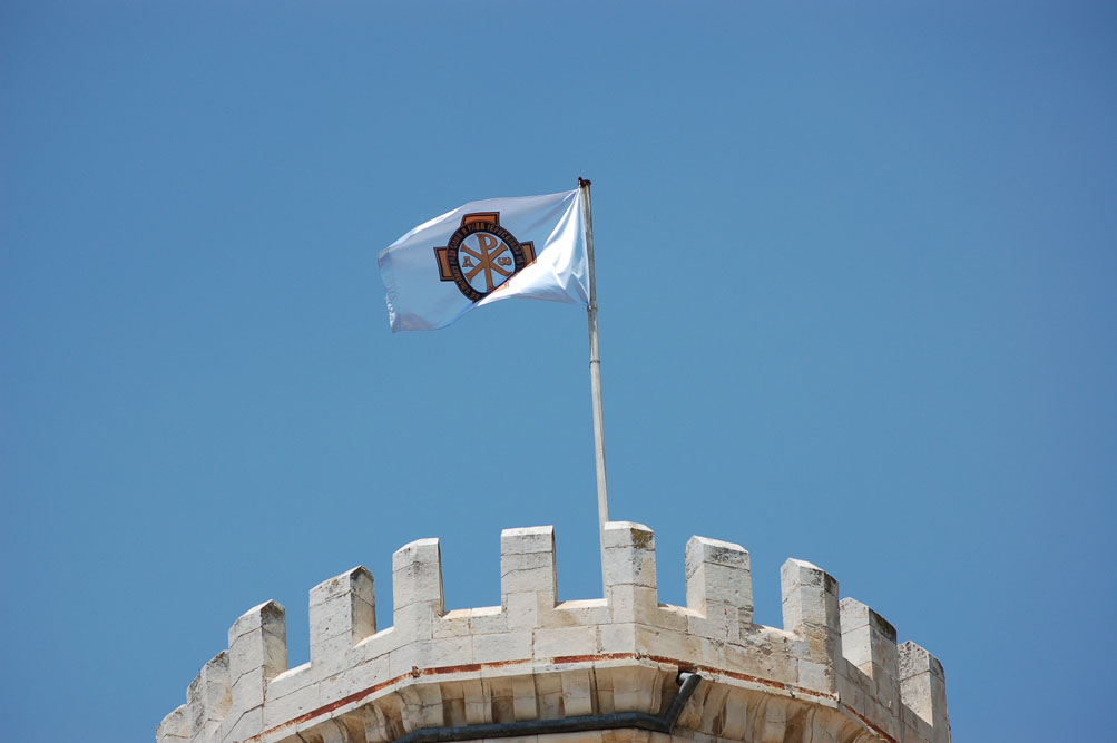 Флаг ИППО на угловой башне Сергиевского повдорья. @ Иерусалимское отделение ИППО