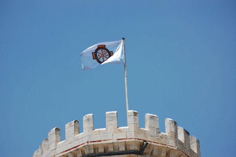 Флаг ИППО на угловой башне Сергиевского повдорья. @ Иерусалимское отделение ИППО