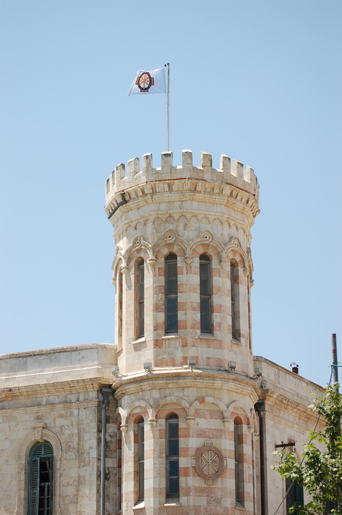 Флаг Императорского Православного Палестинского Общества на угловой башне Сергиевского подворья. @ Иерусалимское отделение ИППО
