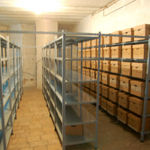 На Сергиевском подворье ИППО обустроены полки для хранения архива. 26 февраля 2009 г.