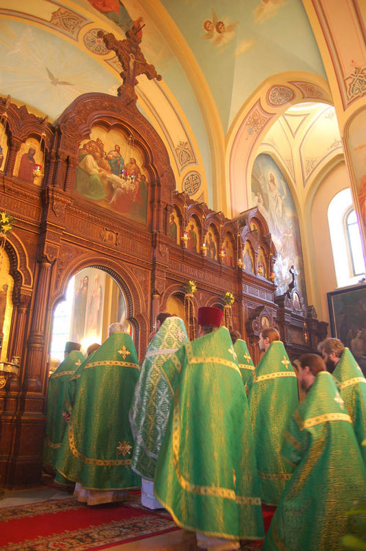 Духовенство входит в алтарь. © Православный паломнический центр «Россия в красках» в Иерусалиме