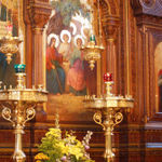 Икона Явления Пресвятой Троицы в иконостасе. © Православный паломнический центр «Россия в красках» в Иерусалиме