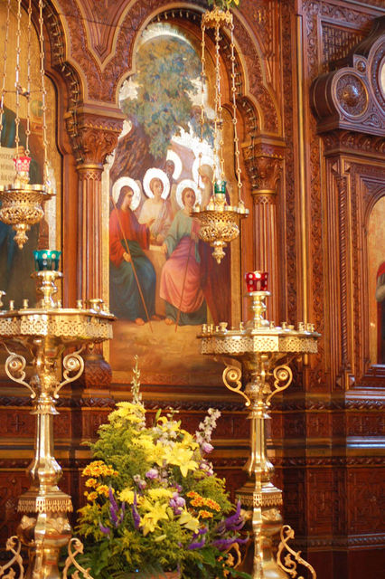 Икона Явления Пресвятой Троицы в иконостасе. © Православный паломнический центр «Россия в красках» в Иерусалиме