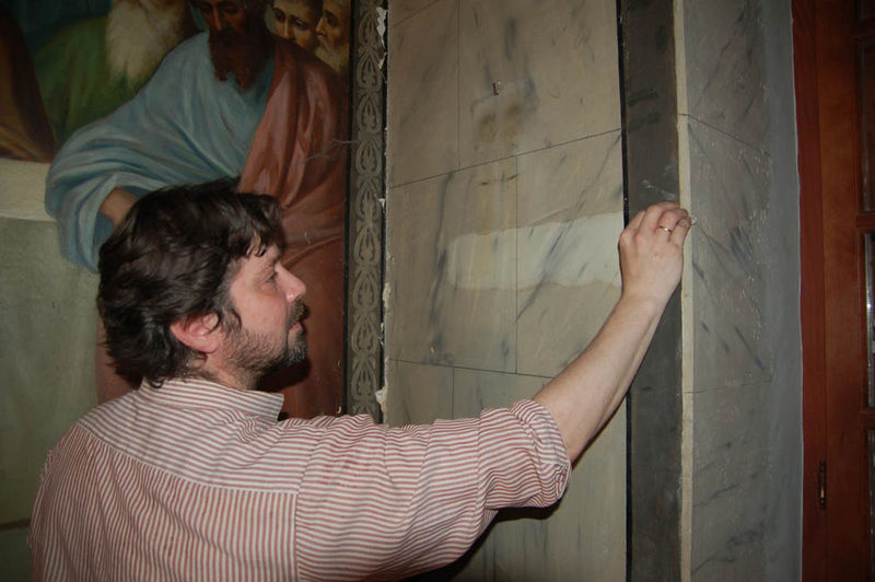 Д.Аринчев проверяет участое росписи живописи для анализа состояния. © Иерусалимское отделение ИППО
