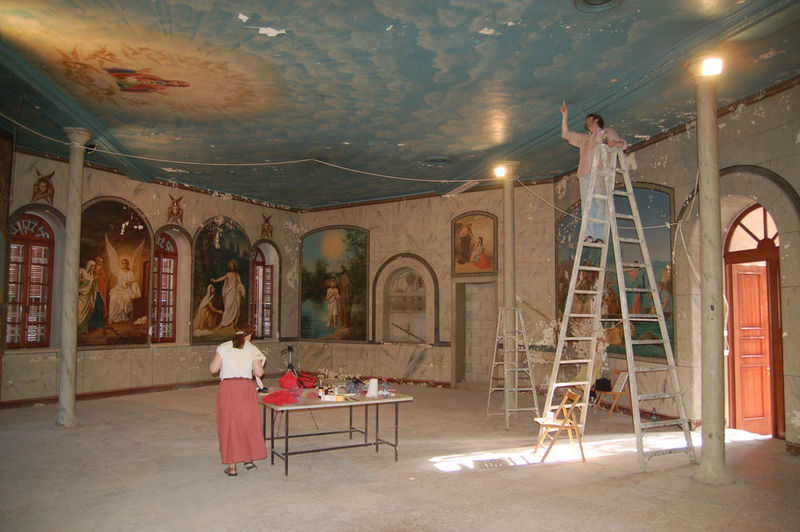 Анализы росписи живописи потолка. Работа реставратора в народной трапезной. © Иерусалимское отделение ИППО