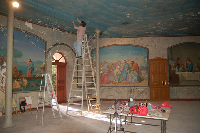 Анализы росписи живописи потолка. Работа реставратора в народной трапезной. © Иерусалимское отделение ИППО