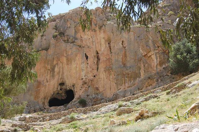 Одна из пещер каньона Эйн-Фара. Фото © паломнический центр "Россия в красках" в Иерусалиме