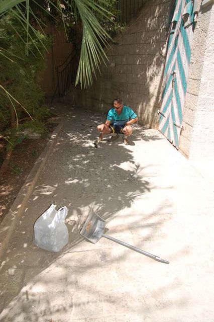Работы по очистке бетона силами Иерусалимского отделения ИППО. © Иерусалимское отделение ИППО