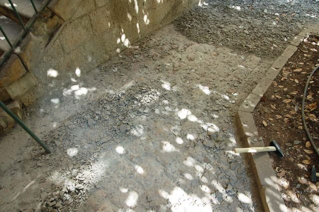 Слой бетона скрывал историческую кладку каменной дорожки XIX века. © Иерусалимское отделение ИППО