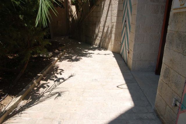 Расчищенная от бетона каменная дорожка XIX века. © Иерусалимское отделение ИППО