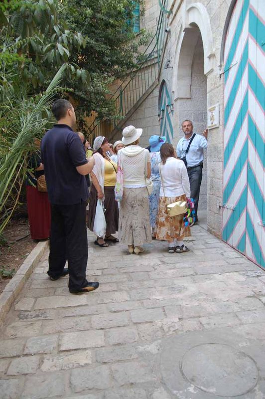 У входа в народную трапезную. © Иерусалимское отделение ИППО