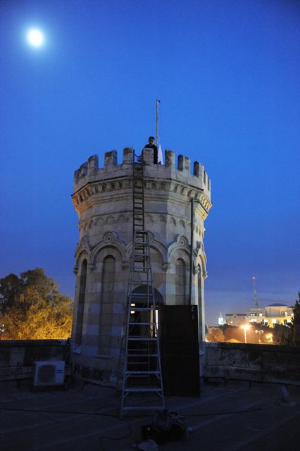 Поднятие флага на южную башню Сергиевского подворья членом Иерусалимского отделения ИППО Александром Тимофеевым