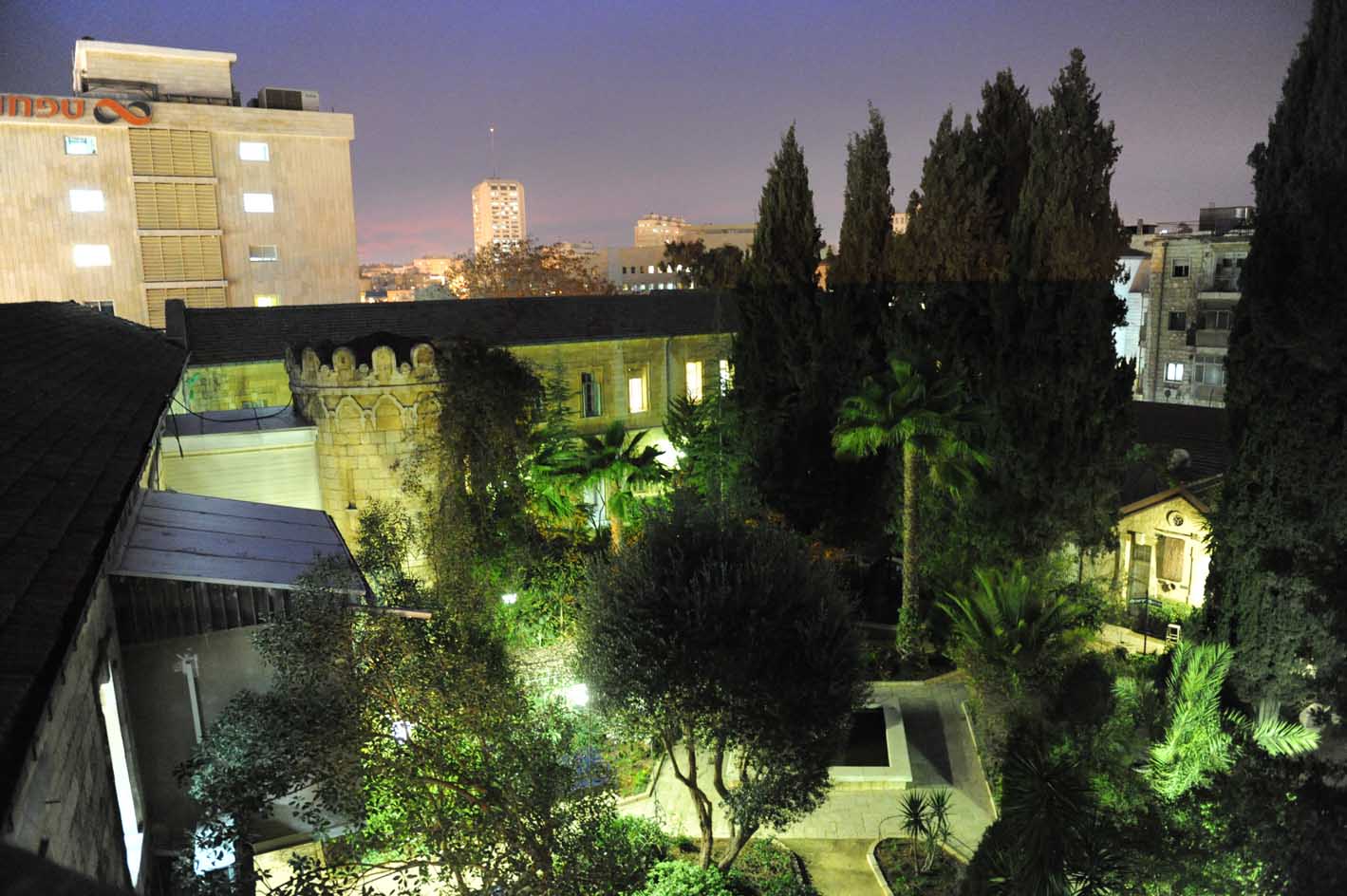 Вечерний вид на двор Сергиевского подворья ИППО. © Иерусалимское отделение ИППО
