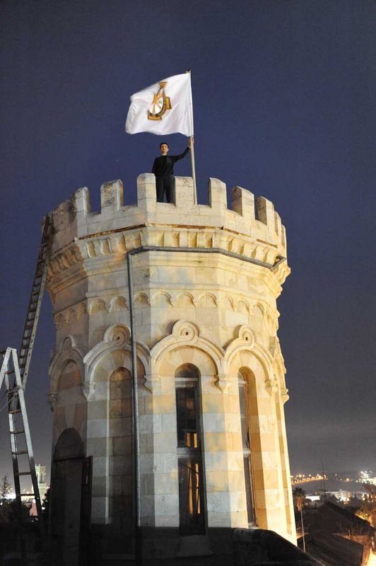 Поднятие флага на южную башню Сергиевского подворья членом Иерусалимского отделения ИППО Александром Тимофеевым