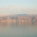 Мертвое море. Вид на горы Иордании с пляжа Калия. Фото © паломнический центр "Россия в красках" в Иерусалиме