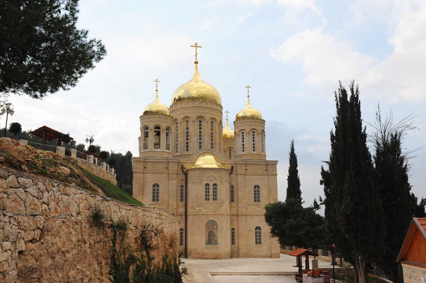 Позолоченные купола храма всех русских святых в Горненском русском монастыре в Иерусалиме