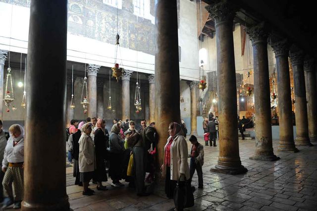 У чудотворной колонны в базилике Рождества. © Православный паломнический центр «Россия в красках» в Иерусалиме