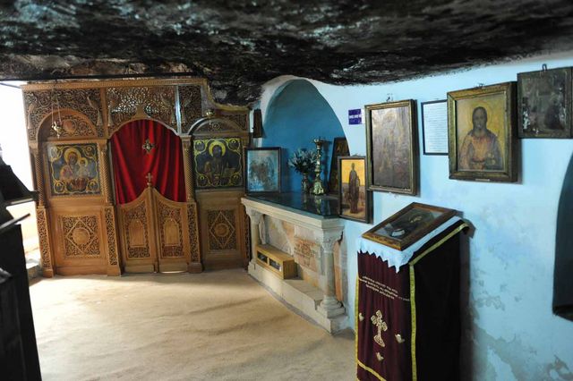 Гробница св. Феодосия Великого в пещере трех волхвов в лавре св. Феодосия Великого