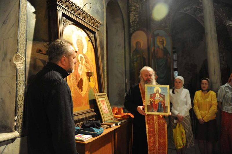 Протоиерей Сергий Филимонов вручил в дар икону Державной Божией Матери