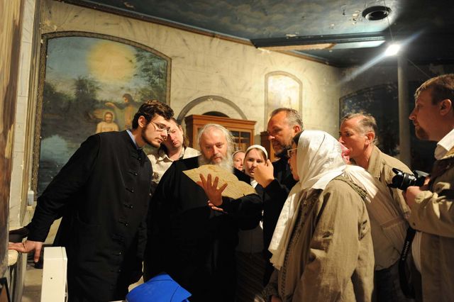 Павел Платонов показывает уникальные артефакты. © Иерусалимское отделение ИППО