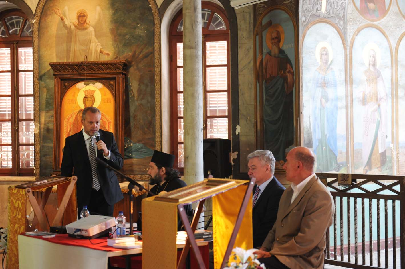 Павел Платонов обращается с приветственным словом к гостям и участникам семинара
