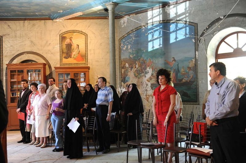 Гости и участники семинара поют Пасхальный тропарь в народной трапезной Сергиевского подворья
