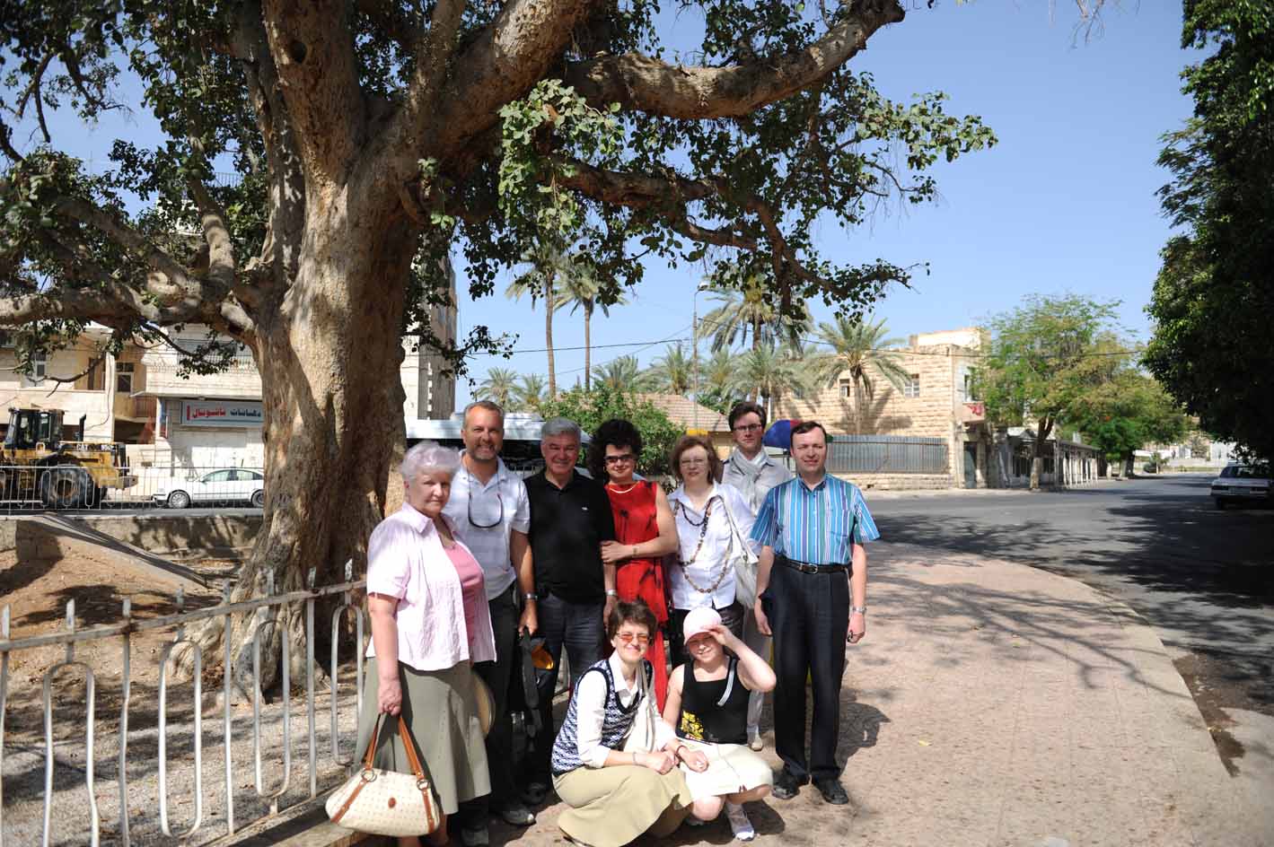 Делегация у дерева мытаря Закхея в Иерихоне на участке Императорского Православного Палестинского Общества