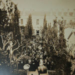 Юбилей во дворике подворья 21 мая 1907 года. Угощение фруктами и вином. © Иерусалимское отделение ИППО