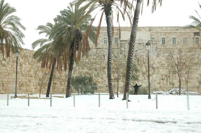 Снег рядом со стенами старого города Иерусалима. Фото © паломнический центр "Россия в красках" в Иерусалиме