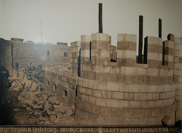 Строительство 1-го этажа южной башни Сергиевского подворья. 10 августа 1887 г. Фото о. Тимона. © Иерусалимское отделение ИППО