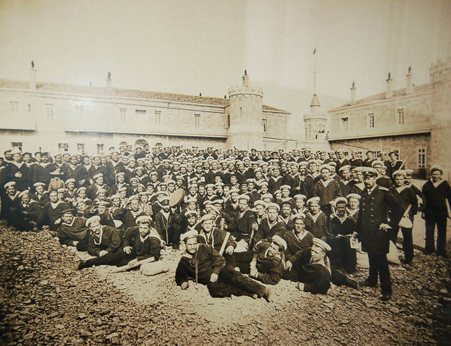 Русские военные моряки на Сергиевском подворье. Команда фрегата "Владимир Мономах" во дворике Сергиевского подворья