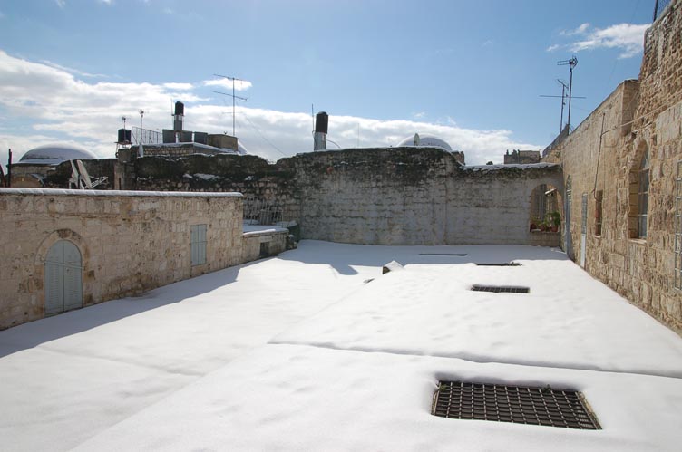 На крыше зданий греческой патриархии. Фото © паломнический центр "Россия в красках" в Иерусалиме