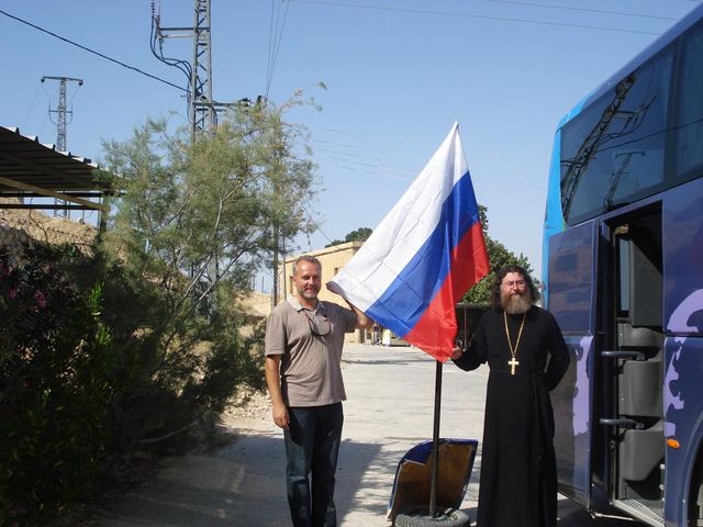 У Российского флага в Иерихоне. © Фото Натальи Ковровой
