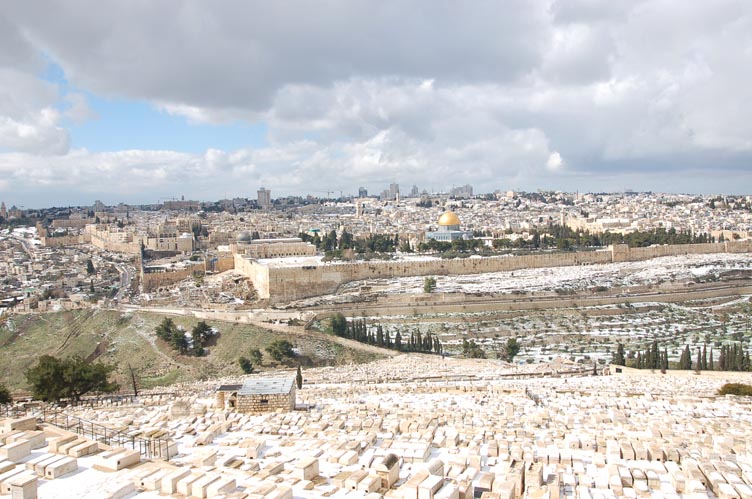 Вид на старый город Иерусалима с обзорной площадки на Елеонской горе. Фото © паломнический центр "Россия в красках"