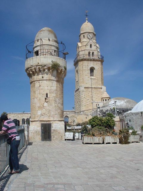 Минарет мечети и колокольня церкви Успения на горе Сион в Иеруслалиме. © Фото Натальи Ковровой