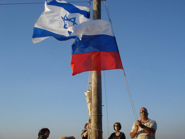 Поднятие Российского флага на лодке на море Галилейском. © Фото Натальи Ковровой