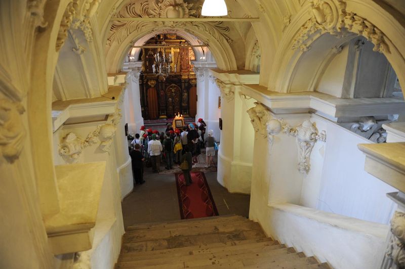 Лестница ведущая в храм свв. Констанина и Елены и пещеру Обретения Честного Животворящего Креста Господня в Новом-Иерусалиме