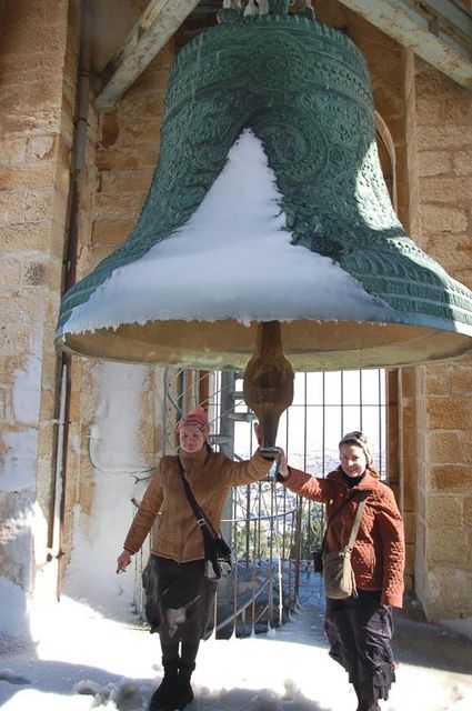 Паломницы на фоне большого Елеонского 5-тонного колокола. Фото © паломнический центр "Россия в красках" в Иерусалиме