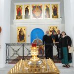 Протоиерей Сергий Филимонов проводит гостей по храму Державной мконы Божией Матери. © Иерусалимское отделение ИППО