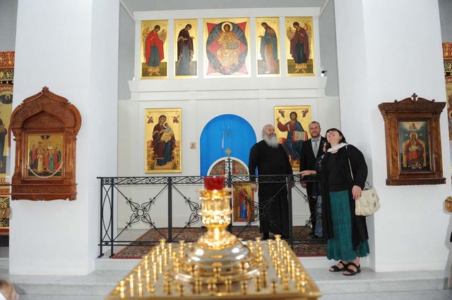 Протоиерей Сергий Филимонов проводит гостей по храму Державной мконы Божией Матери. © Иерусалимское отделение ИППО