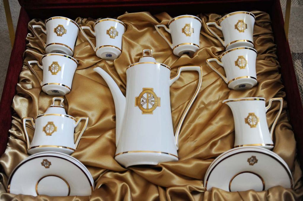Набор фарфоровой посуды со знаком Общества, выполненный московскими мастерами. © Иерусалимское отделение ИППО