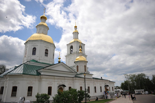 Казанская церковь и храм Рождества Христова. © Фото Ларисы Платоновой