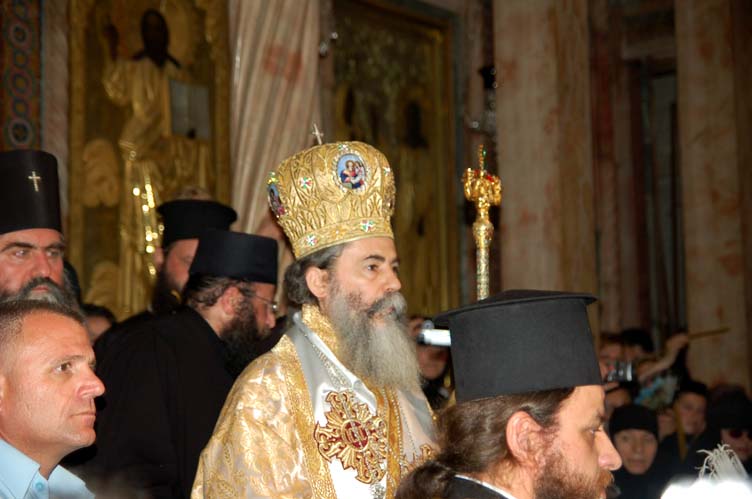 Патриарх Иерусалимский Феофил III начинает крестный ход в кафоликоне. Фото © "Россия в красках" в Иерусалиме