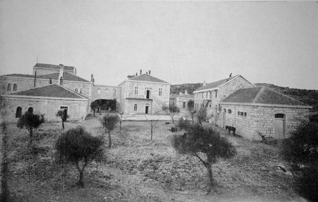 Бет-Джала. Внутренний двор и здание образцовой женской школы Императорского Православного Палестинского Общества