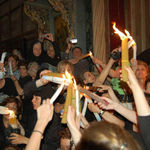 Благодатный огонь передается пучками свечей по 33 в каждой по числу земных лет Спасителя. Фото © "Россия в красках"