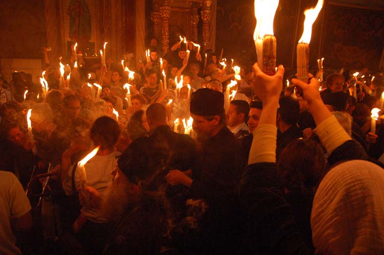 Благодатный Огонь в храме Гроба Господня в Иерусалиме. Фото © паломнический центр "Россия в красках" в Иерусалиме