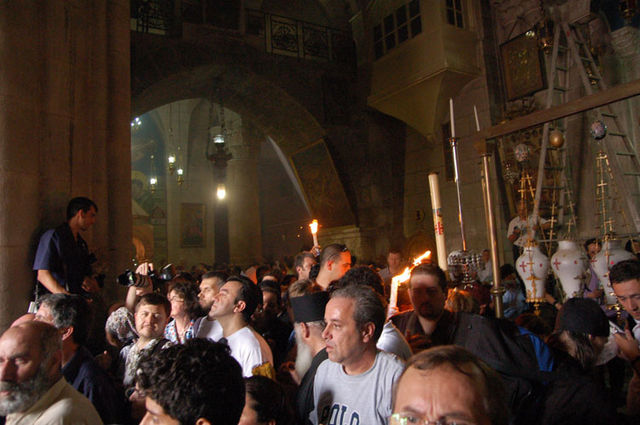 На выходе из храма после торжества события. Фото © паломнический центр "Россия в красках" в Иерусалиме