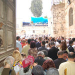 Площадь перед храмом полностью заполнена людьми. Фото © паломнический центр "Россия в красках" в Иерусалиме